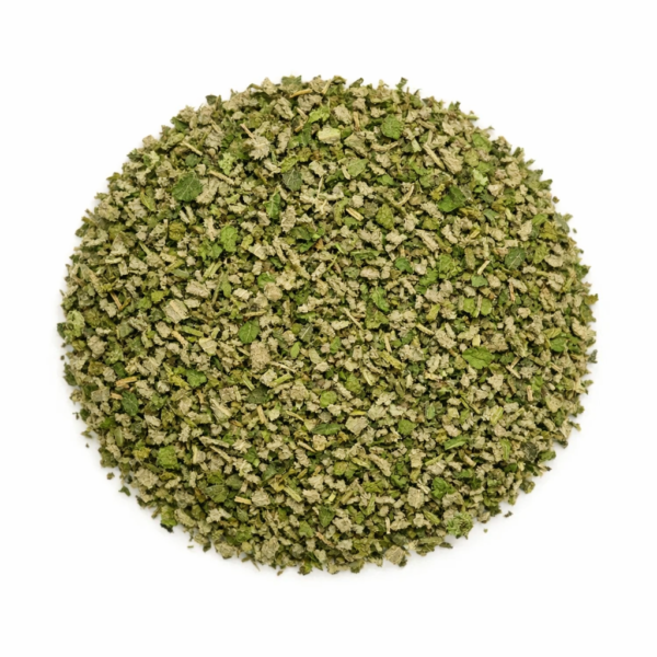 Esta mezcla combina hojas de Mentha pulegium (poleo) y Mentha piperita (menta) en proporción equilibrada, creando una infusión con carácter, frescor y aroma intenso. El poleo aporta profundidad herbal y notas tradicionales, mientras que la menta añade un toque fresco y ligero, dando como resultado una bebida aromática muy apreciada. En LA DESPENSA DEL GRANEL elaboramos esta mezcla en formato a granel, pensada para quienes buscan una infusión natural, sin cafeína y con un perfil equilibrado.