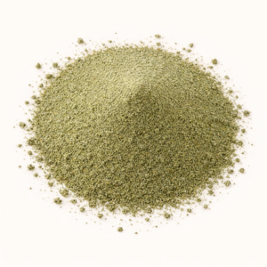 El tomillo molido es una de las hierbas aromáticas más representativas de la cocina mediterránea. Procedente de las hojas secas del Thymus vulgaris, finamente trituradas, conserva su aroma intenso, ligeramente balsámico y con notas terrosas y cálidas. En LA DESPENSA DEL GRANEL seleccionamos tomillo seco de calidad, cuidadosamente molido para ofrecer una textura fina y práctica, ideal para integrar directamente en recetas sin necesidad de triturar. Es una especia imprescindible en guisos, carnes, legumbres, sopas, salsas y adobos. El tomillo destaca por su capacidad para aportar profundidad y carácter a platos tradicionales como estofados, asados o recetas con verduras. También es habitual en mezclas de especias mediterráneas y provenzales. Comprar tomillo molido a granel permite utilizar solo la cantidad necesaria, mantener frescura y apostar por un consumo más sostenible y consciente.
