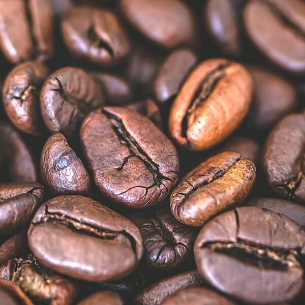 Uno de los cafés africanos más valorados del mundo. Café arábica de Kenia clasificación AA. Acidez brillante y notas afrutadas. Aroma intenso y perfil elegante. Ideal para moler al momento.