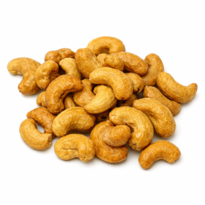 El anacardo frito es uno de los frutos secos más apreciados por su textura crujiente y su sabor suave y ligeramente dulce. Tras ser fritos cuidadosamente en aceite de girasol y ligeramente salados, desarrollan un aroma tostado y una textura irresistible que los convierte en el aperitivo perfecto. Además de su delicioso sabor, los anacardos destacan por su alto contenido en ácidos grasos insaturados, especialmente ácido oleico y linoleico, conocidos por contribuir al cuidado del corazón y del sistema cardiovascular. Estos nutrientes ayudan a reducir el colesterol LDL (colesterol “malo”) y a favorecer el colesterol HDL (colesterol “bueno”). También son ricos en vitaminas del grupo B, esenciales para el correcto funcionamiento del sistema nervioso, el cerebro y los músculos, además de contribuir al metabolismo de los hidratos de carbono. Gracias a su contenido nutricional, los anacardos son un alimento ideal para aportar energía, reforzar las defensas y complementar una alimentación equilibrada. Perfectos para disfrutar solos, como aperitivo, o para añadir a ensaladas, arroces y platos orientales.
