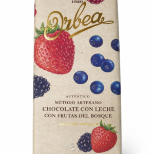 Tableta de chocolate con leche artesanal Orbea, elaborada con pasta de frutos rojos (fresas, moras y arándanos). Un sabor suave y afrutado, con textura cremosa y acabado brillante, ideal para los amantes del chocolate con leche tradicional.