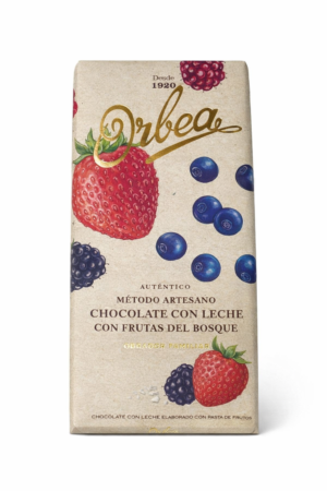 Tableta de chocolate con leche artesanal Orbea, elaborada con pasta de frutos rojos (fresas, moras y arándanos). Un sabor suave y afrutado, con textura cremosa y acabado brillante, ideal para los amantes del chocolate con leche tradicional.
