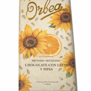 Tableta de chocolate con leche artesanal Orbea, elaborada con pipas tostadas que aportan textura crujiente y sabor natural. Una combinación original y equilibrada entre la suavidad del cacao y el toque rústico de las semillas.