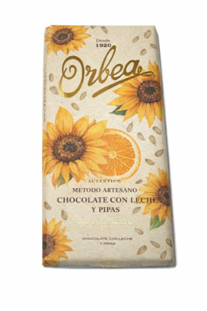 Tableta de chocolate con leche artesanal Orbea, elaborada con pipas tostadas que aportan textura crujiente y sabor natural. Una combinación original y equilibrada entre la suavidad del cacao y el toque rústico de las semillas.