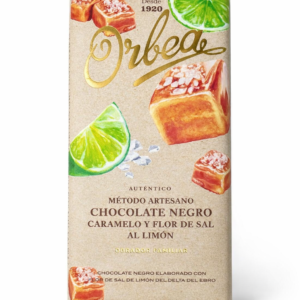 Tableta de chocolate negro artesanal Orbea, elaborada en Navarra con caramelo cremoso, flor de sal y toque de limón del Delta del Ebro. Un equilibrio perfecto entre dulzor, frescor y textura crujiente, ideal para los amantes del cacao intenso.
