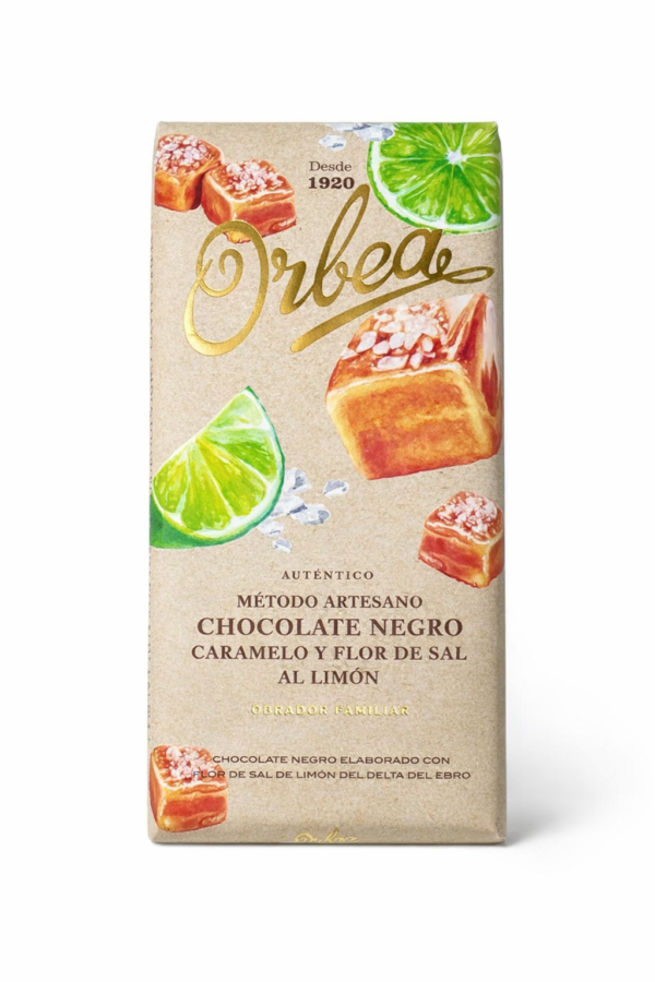 Tableta de chocolate negro artesanal Orbea, elaborada en Navarra con caramelo cremoso, flor de sal y toque de limón del Delta del Ebro. Un equilibrio perfecto entre dulzor, frescor y textura crujiente, ideal para los amantes del cacao intenso.