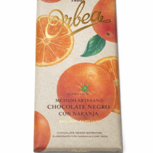 Tableta de chocolate negro extrafino Orbea, elaborada artesanalmente con naranja confitada. Un sabor intenso, equilibrado y aromático, perfecto para los amantes del cacao con notas cítricas naturales.