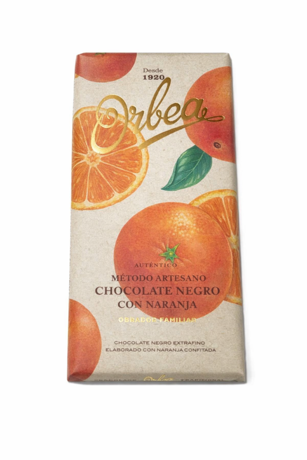 Tableta de chocolate negro extrafino Orbea, elaborada artesanalmente con naranja confitada. Un sabor intenso, equilibrado y aromático, perfecto para los amantes del cacao con notas cítricas naturales.