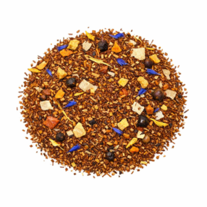 El Rooibos Amazonas es una mezcla aromática y afrutada a base de rooibos combinada con frutas, semillas y flores, que da lugar a una infusión exótica, equilibrada y muy agradable al paladar. Su base de rooibos (68%), naturalmente sin cafeína, se enriquece con ingredientes como plátano, piña, mango, coco y acai, creando una bebida de sabor suave, dulce y tropical, perfecta para cualquier momento del día. En taza presenta un color rojizo intenso, con un aroma afrutado y envolvente que recuerda a frutas maduras y notas cálidas.