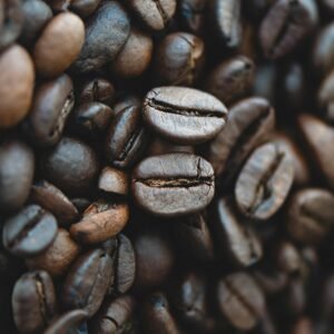 El Café Colombia Descafeinado Excelso es la opción perfecta para quienes desean disfrutar del sabor auténtico del café colombiano sin cafeína. Procedente de cultivos seleccionados en altura, este café 100% arábico mantiene su aroma, suavidad y notas características gracias a un proceso de descafeinado natural que conserva todo su carácter sin utilizar químicos agresivos. En La Despensa del Granel, en Madrid, lo ofrecemos fresco, natural y disponible en grano o molido al momento, para que puedas disfrutar de una taza equilibrada, aromática y ligera a cualquier hora del día.
