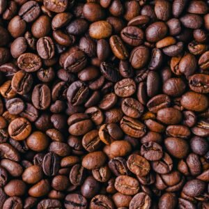 El Café Etiopía Sidamo es uno de los cafés arábicos más apreciados del mundo. Procedente de la región de Sidamo, cuna histórica del café, destaca por su aroma floral, su acidez brillante y sus notas cítricas y afrutadas que lo convierten en una taza elegante, equilibrada y llena de matices. En La Despensa del Granel, en Madrid, lo ofrecemos natural, fresco y disponible en grano o molido al momento, para que disfrutes de toda su fragancia y sabor. Es un café ideal para quienes buscan una experiencia aromática diferente, con un perfil suave pero complejo.