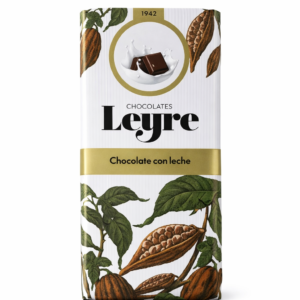 El Chocolate con Leche Leyre es una tableta clásica elaborada siguiendo la tradición chocolatera desde 1942. Su receta combina cacao seleccionado con leche de alta calidad, logrando un sabor suave, cremoso y equilibrado que gusta a todos. El envoltorio presenta ilustraciones de mazorcas de cacao y hojas naturales, reforzando su carácter artesano y su herencia chocolatera. Perfecto para disfrutar solo, acompañar cafés o utilizar en repostería.