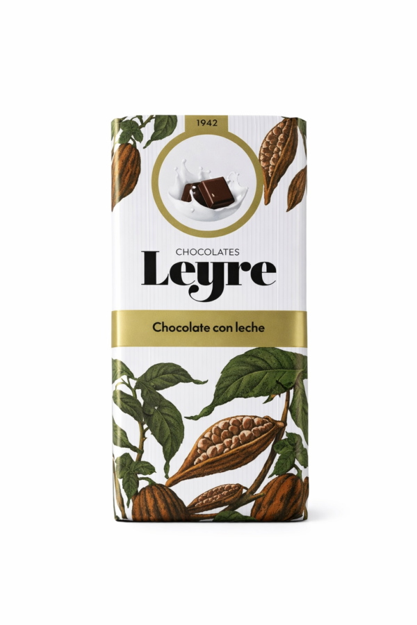 El Chocolate con Leche Leyre es una tableta clásica elaborada siguiendo la tradición chocolatera desde 1942. Su receta combina cacao seleccionado con leche de alta calidad, logrando un sabor suave, cremoso y equilibrado que gusta a todos. El envoltorio presenta ilustraciones de mazorcas de cacao y hojas naturales, reforzando su carácter artesano y su herencia chocolatera. Perfecto para disfrutar solo, acompañar cafés o utilizar en repostería.