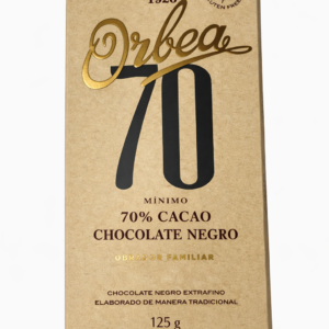 El Chocolate Negro 70% Cacao de Orbea representa el equilibrio perfecto entre intensidad y suavidad. Elaborado de manera tradicional desde 1920, este chocolate combina el sabor profundo del cacao con un toque justo de dulzor, ideal para quienes buscan una experiencia auténtica y refinada. Su textura extrafina y su aroma envolvente lo convierten en una opción gourmet para disfrutar solo o acompañar cafés, infusiones y postres. Además, es sin gluten, lo que lo hace apto para todos los públicos. Cada tableta de 125 g está elaborada con cacao de calidad y el método artesano del obrador familiar, garantizando sabor, pureza y tradición.