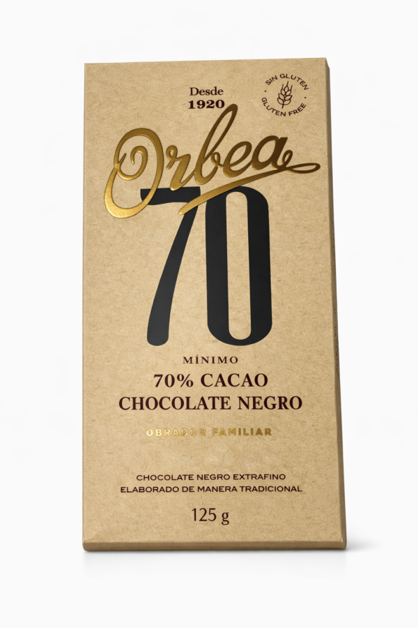 El Chocolate Negro 70% Cacao de Orbea representa el equilibrio perfecto entre intensidad y suavidad. Elaborado de manera tradicional desde 1920, este chocolate combina el sabor profundo del cacao con un toque justo de dulzor, ideal para quienes buscan una experiencia auténtica y refinada. Su textura extrafina y su aroma envolvente lo convierten en una opción gourmet para disfrutar solo o acompañar cafés, infusiones y postres. Además, es sin gluten, lo que lo hace apto para todos los públicos. Cada tableta de 125 g está elaborada con cacao de calidad y el método artesano del obrador familiar, garantizando sabor, pureza y tradición.