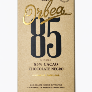 El Chocolate Negro 85% Cacao de Orbea es una auténtica joya para los amantes del cacao intenso. Elaborado de manera tradicional desde 1920, este chocolate ofrece un sabor profundo, con notas tostadas y un equilibrio perfecto entre amargor y dulzor natural. Su textura extrafina y su aroma envolvente lo convierten en una experiencia gourmet única. Ideal para disfrutar solo, acompañar cafés de origen o integrar en recetas de repostería premium. Además, es sin gluten, manteniendo la pureza y calidad artesanal del obrador familiar. Cada tableta de 125 g está elaborada con cacao seleccionado y el método artesano que caracteriza a Orbea: tradición, calidad y sabor auténtico.