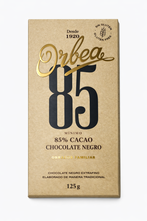 El Chocolate Negro 85% Cacao de Orbea es una auténtica joya para los amantes del cacao intenso. Elaborado de manera tradicional desde 1920, este chocolate ofrece un sabor profundo, con notas tostadas y un equilibrio perfecto entre amargor y dulzor natural. Su textura extrafina y su aroma envolvente lo convierten en una experiencia gourmet única. Ideal para disfrutar solo, acompañar cafés de origen o integrar en recetas de repostería premium. Además, es sin gluten, manteniendo la pureza y calidad artesanal del obrador familiar. Cada tableta de 125 g está elaborada con cacao seleccionado y el método artesano que caracteriza a Orbea: tradición, calidad y sabor auténtico.