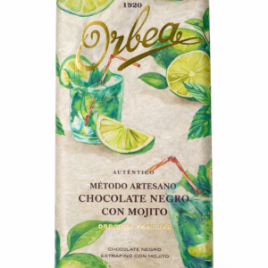 El Chocolate Negro con Mojito de Orbea combina la intensidad del cacao extrafino con la frescura del clásico cóctel caribeño. Elaborado de forma artesanal desde 1920, este chocolate une tradición y creatividad en una mezcla sorprendente de lima, menta y cacao puro, que ofrece una experiencia refrescante y sofisticada. Cada tableta de 125 g está elaborada con el auténtico método artesano del obrador familiar, garantizando textura fina, aroma equilibrado y sabor persistente. Ideal para quienes buscan un chocolate diferente, con carácter y un toque exótico.