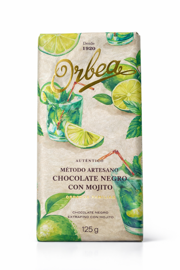 El Chocolate Negro con Mojito de Orbea combina la intensidad del cacao extrafino con la frescura del clásico cóctel caribeño. Elaborado de forma artesanal desde 1920, este chocolate une tradición y creatividad en una mezcla sorprendente de lima, menta y cacao puro, que ofrece una experiencia refrescante y sofisticada. Cada tableta de 125 g está elaborada con el auténtico método artesano del obrador familiar, garantizando textura fina, aroma equilibrado y sabor persistente. Ideal para quienes buscan un chocolate diferente, con carácter y un toque exótico.