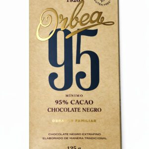 El Chocolate Negro 95% Cacao de Orbea es la máxima expresión del cacao puro. Elaborado de manera tradicional desde 1920, este chocolate ofrece una experiencia intensa y auténtica, con notas amargas y tostadas que reflejan la esencia del cacao en su forma más natural. Su textura extrafina y su aroma profundo lo convierten en una opción gourmet para los verdaderos amantes del chocolate negro. Ideal para disfrutar solo, acompañar cafés de origen o integrar en recetas de repostería premium. Además, es sin gluten, manteniendo la pureza y calidad artesanal del obrador familiar. Cada tableta de 125 g está elaborada con cacao seleccionado y el método artesano característico de Orbea: tradición, calidad y sabor genuino.