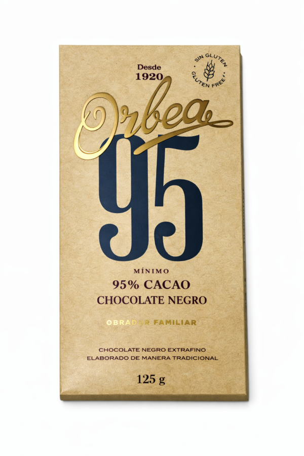 El Chocolate Negro 95% Cacao de Orbea es la máxima expresión del cacao puro. Elaborado de manera tradicional desde 1920, este chocolate ofrece una experiencia intensa y auténtica, con notas amargas y tostadas que reflejan la esencia del cacao en su forma más natural. Su textura extrafina y su aroma profundo lo convierten en una opción gourmet para los verdaderos amantes del chocolate negro. Ideal para disfrutar solo, acompañar cafés de origen o integrar en recetas de repostería premium. Además, es sin gluten, manteniendo la pureza y calidad artesanal del obrador familiar. Cada tableta de 125 g está elaborada con cacao seleccionado y el método artesano característico de Orbea: tradición, calidad y sabor genuino.