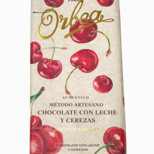 El Chocolate con leche y cerezas de Orbea combina la suavidad del chocolate con leche con el dulzor jugoso de las cerezas naturales. Elaborado mediante el método artesano tradicional del obrador familiar desde 1920, ofrece una textura cremosa y un sabor equilibrado que une lo clásico y lo afrutado en una tableta irresistible. Cada tableta de 125 g está elaborada con cacao de calidad y cerezas seleccionadas, creando una experiencia sensorial única: el contraste entre el chocolate suave y el toque frutal aporta frescura y elegancia.