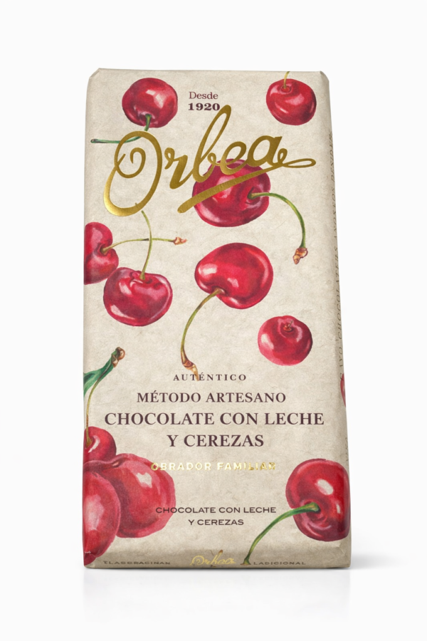 El Chocolate con leche y cerezas de Orbea combina la suavidad del chocolate con leche con el dulzor jugoso de las cerezas naturales. Elaborado mediante el método artesano tradicional del obrador familiar desde 1920, ofrece una textura cremosa y un sabor equilibrado que une lo clásico y lo afrutado en una tableta irresistible. Cada tableta de 125 g está elaborada con cacao de calidad y cerezas seleccionadas, creando una experiencia sensorial única: el contraste entre el chocolate suave y el toque frutal aporta frescura y elegancia.