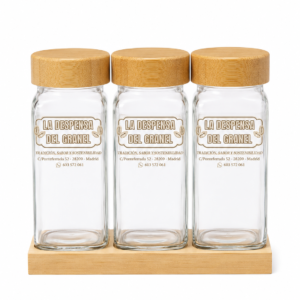 Accesorios | La Despensa del Granel Organiza tu cocina con este set de tarros de especias de cristal con tapa de bambú, diseñados para mantener tus ingredientes frescos, ordenados y siempre a la vista. Un kit completo, práctico y estético, ideal para cualquier cocina moderna o tradicional. Tarros de cristal de alta calidad Los botes están fabricados en vidrio grueso, resistente y apto para alimentos, totalmente libre de BPA. El cristal transparente permite identificar fácilmente el contenido, aportando orden y un toque elegante a tu cocina. Tapa de bambú natural con cierre hermético Cada tarro incluye una tapa de bambú natural, un material sostenible y seguro para el contacto con alimentos. El cierre hermético mantiene las especias frescas, secas y protegidas de la humedad.