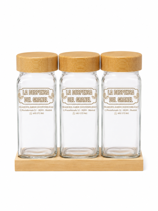 Set de Tarros de Especias de Cristal con Tapa de Bambú Accesorios | La Despensa del Granel Organiza tu cocina con este set de tarros de especias de cristal con tapa de bambú, diseñados para mantener tus ingredientes frescos, ordenados y siempre a la vista. Un kit completo, práctico y estético, ideal para cualquier cocina moderna o tradicional. Tarros de cristal de alta calidad Los botes están fabricados en vidrio grueso, resistente y apto para alimentos, totalmente libre de BPA. El cristal transparente permite identificar fácilmente el contenido, aportando orden y un toque elegante a tu cocina. Tapa de bambú natural con cierre hermético Cada tarro incluye una tapa de bambú natural, un material sostenible y seguro para el contacto con alimentos. El cierre hermético mantiene las especias frescas, secas y protegidas de la humedad.