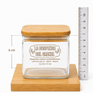 Este tarro de cristal con tapa de bambú y base de madera es perfecto para almacenar especias, hierbas aromáticas, sales, semillas, condimentos o pequeños ingredientes de uso diario. Su tamaño compacto de 6 cm × 6 cm × 6 cm lo convierte en una opción versátil y elegante para cualquier cocina.