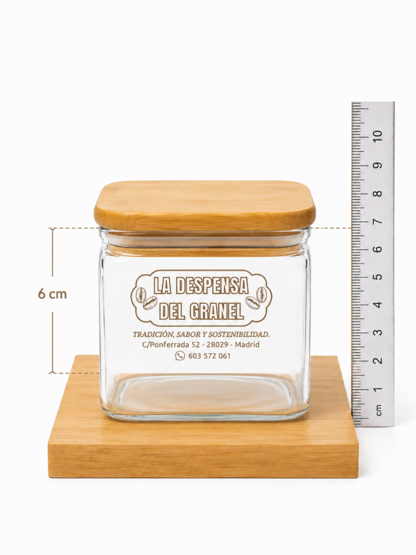 Este tarro de cristal con tapa de bambú y base de madera es perfecto para almacenar especias, hierbas aromáticas, sales, semillas, condimentos o pequeños ingredientes de uso diario. Su tamaño compacto de 6 cm × 6 cm × 6 cm lo convierte en una opción versátil y elegante para cualquier cocina.