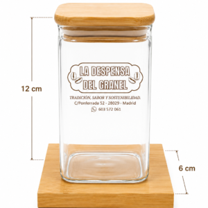 Este tarro de cristal alto con tapa de bambú y base de madera, con medidas 12 cm de altura y 6×6 cm de base, es perfecto para almacenar ingredientes más voluminosos o en mayor cantidad. Su diseño estilizado, moderno y sostenible lo convierte en una pieza ideal para cualquier cocina, despensa o espacio de organización. Materiales de alta calidad Cristal grueso y resistente, apto para alimentos y libre de BPA. Tapa de bambú natural, sostenible y segura para el contacto con alimentos. Cierre hermético que mantiene tus ingredientes frescos, secos y protegidos. Base de madera incluida, aportando estabilidad y un acabado elegante. Diseño alto, moderno y funcional