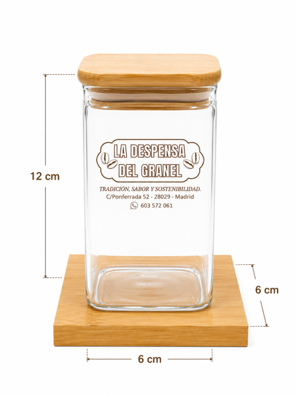 Tarro de Cristal con Tapa de Bambú y Base de Madera – 12 cm de Alto (6×6 cm) Este tarro de cristal alto con tapa de bambú y base de madera, con medidas 12 cm de altura y 6×6 cm de base, es perfecto para almacenar ingredientes más voluminosos o en mayor cantidad. Su diseño estilizado, moderno y sostenible lo convierte en una pieza ideal para cualquier cocina, despensa o espacio de organización. Materiales de alta calidad Cristal grueso y resistente, apto para alimentos y libre de BPA. Tapa de bambú natural, sostenible y segura para el contacto con alimentos. Cierre hermético que mantiene tus ingredientes frescos, secos y protegidos. Base de madera incluida, aportando estabilidad y un acabado elegante. Diseño alto, moderno y funcional