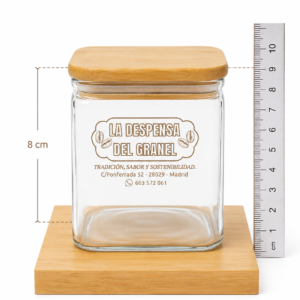 Este tarro de cristal con tapa de bambú y base de madera, en tamaño 8 cm × 8 cm × 8 cm, es perfecto para almacenar ingredientes más grandes o en mayor cantidad. Su diseño limpio, moderno y sostenible lo convierte en una pieza ideal para cualquier cocina, despensa o espacio de organización. Materiales de alta calidad Cristal grueso y resistente, apto para alimentos y libre de BPA. Tapa de bambú natural, sostenible y segura para el contacto con alimentos. Cierre hermético que mantiene tus ingredientes frescos, secos y protegidos. Base de madera incluida, que aporta estabilidad y un acabado elegante. Diseño moderno y funcional Su tamaño de 8×8×8 cm ofrece mayor capacidad que los tarros pequeños, ideal para ingredientes de uso frecuente. El cristal transparente permite ver el contenido fácilmente, aportando orden y estética a tu cocina. Incluye etiqueta personalizada