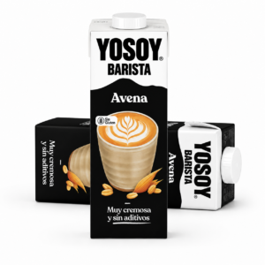 La YOSOY Avena Barista es una bebida vegetal diseñada para quienes buscan un resultado profesional en su café diario. Gracias a su textura cremosa, espuma estable y sabor equilibrado, es ideal para cappuccinos, lattes y todo tipo de bebidas calientes. Elaborada con Avena (12%), agua del Parque Natural del Montseny, aceite de nabina y una combinación de minerales que mejoran su estabilidad, esta bebida es 100% vegetal, sin azúcares añadidos, sin aditivos y apta para veganos. Su fórmula está pensada para ofrecer un rendimiento óptimo en cafeteras domésticas y profesionales, logrando una integración perfecta con el café sin cortarse y manteniendo un sabor suave y natural.