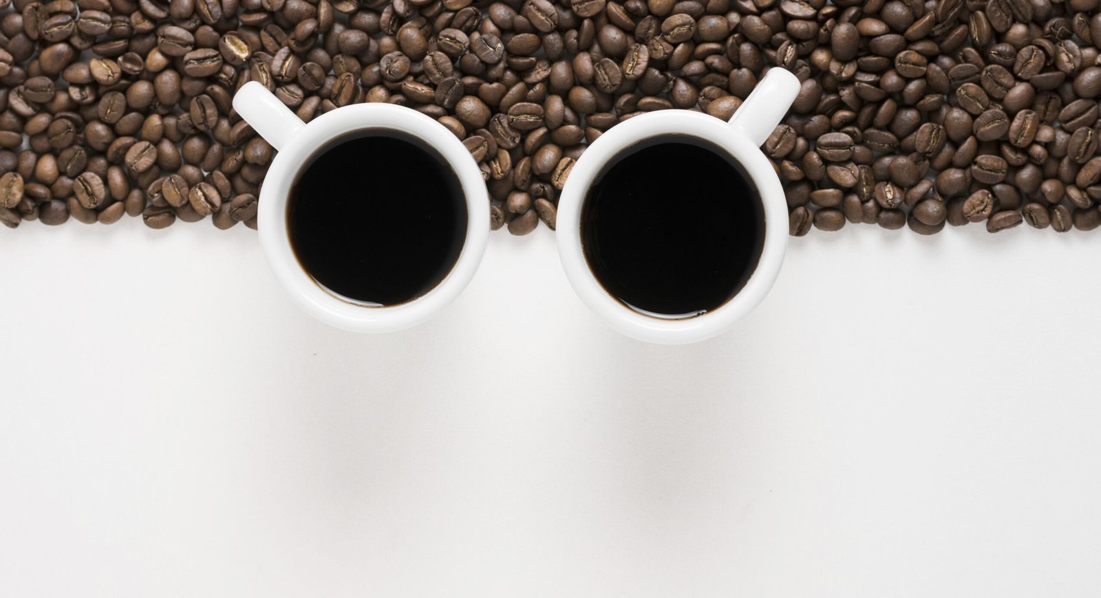 En La Despensa del Granel, en Madrid, seleccionamos cafés 100% arábicos premium procedentes de Etiopía, Kenia, Honduras, Perú, Costa Rica y Colombia. Cada origen aporta un perfil único: notas florales y afrutadas, matices achocolatados, acidez brillante o cuerpo sedoso. Todos nuestros cafés son naturales, frescos y disponibles en grano o molidos al momento, para que disfrutes de un aroma intenso y una taza perfecta cada día. Además, te ayudamos a crear combinaciones únicas con productos de nuestra tienda: 🌿 Cardamomo en grano para cafés especiados al estilo oriental. 🌱 Canela de Ceylán para un toque cálido, dulce y aromático. 🥥 Leches vegetales (avena, almendra, soja…) para preparar lattes suaves y cremosos. 🍫 Cacao puro y nibs de cacao para cafés tipo mocha o capuchinos gourmet. 🍯 Mieles naturales para endulzar sin refinados. Nuestro objetivo es que disfrutes del café como una experiencia completa: desde la elección del origen hasta la molienda perfecta para tu método (espresso, moka, filtro, prensa francesa o cafeteras automáticas). Y siempre con la posibilidad de comprar solo la cantidad que necesitas, reduciendo desperdicio y garantizando frescura.